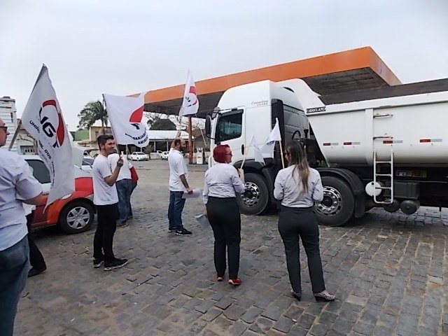 Trabalhadores de Tijucas e região aprovaram estado de greve e realizam ato público