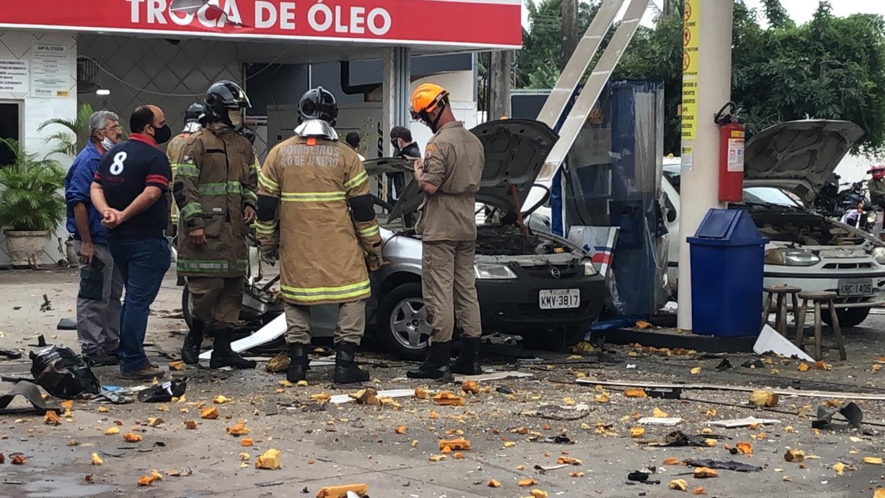 Carro explode em posto de combustível em Campis e deixa dois feridos 