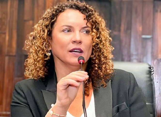 DEPUTADA ZEIDAN PROTOCOLA PL QUE PROÍBE AUTOATENDIMENTO NOS POSTOS DE COMBUSTÍVEIS